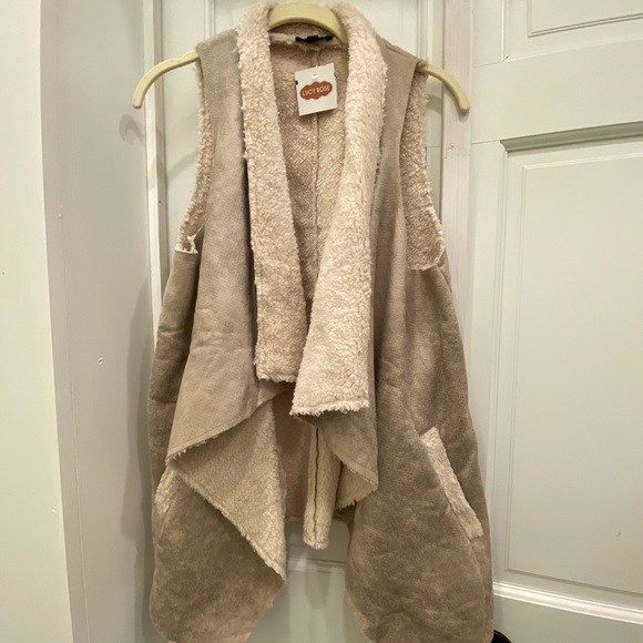 NWT Shearling Vest - Picture 2 of 4